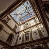 � illuminato completamente dalla luce del sole: in alto infatti non vi � un soffitto in muratura a chiudere l�ambiente, bens� un lucernario trasparente da cui filtrano i raggi